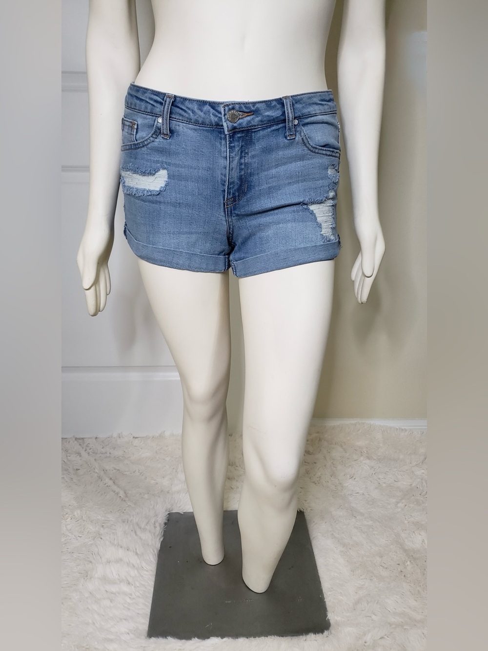 Celebrity Pink The Honey Light Blue Distressed Cuffed Denim Shorts Size 9/29